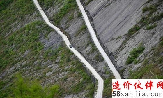 湖北恩施“天路”紧贴绝壁