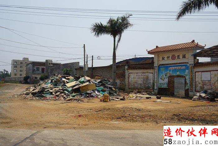 图片:雷州市松竹镇公路旁乱堆放