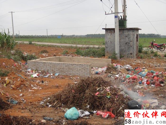 图片:遂溪县草潭镇垃圾收集点没有防雨屋顶,垃圾乱丢在外