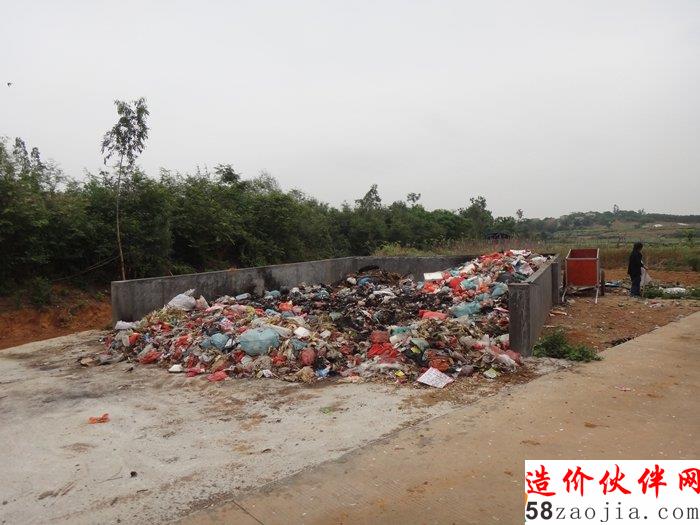 图片:吴川市覃巴镇垃圾收集点长时间没有清运,有焚烧垃圾痕迹