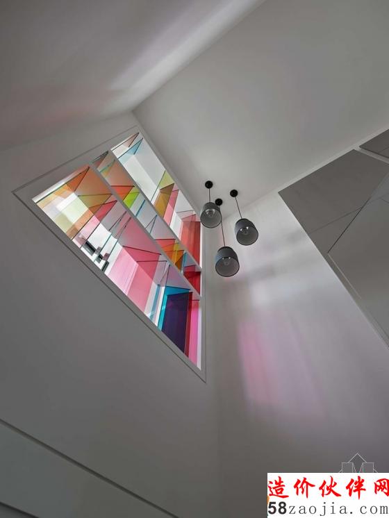 在净白中感受缤纷色彩!台湾新北Chorus公寓设计