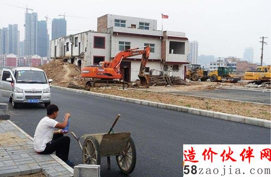 屋前两辆挖掘机严正以待,等待拆挖。