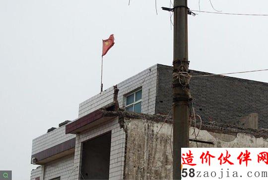 屋顶悬挂一面国旗。