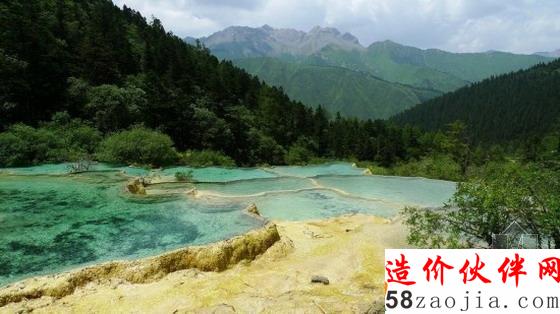 中国四川五彩映池