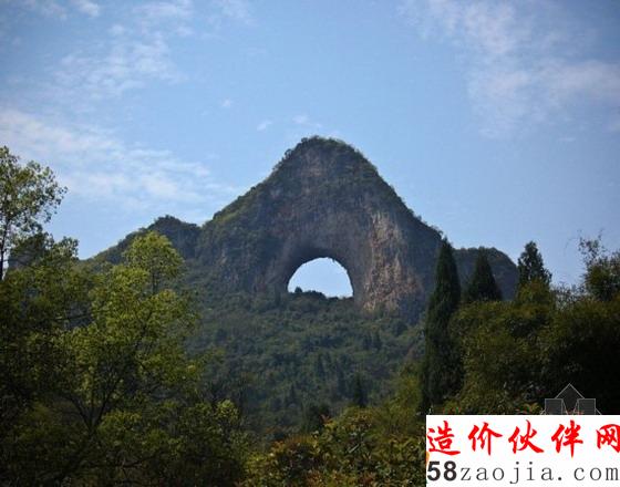 中国阳朔的月亮山