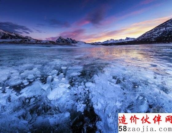位于加拿大亚伯达省的亚伯拉罕湖,每逢冬季便会出现水下的冰气泡