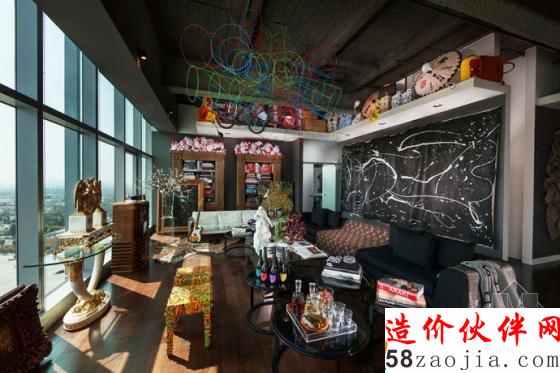 比利时设计师Maxime Jacquet将室内装饰设计与时尚元素完美融合,时尚符号、名人肖像、精美艺术品与颜色、形状、纹理,合而为一。一个多彩而又充满童趣与时尚元素的生活空间诞生,丰富而不繁杂,童趣与时尚元素运用得恰到好处。无疑,Maxime Jacquet创造了一个美丽的“混乱”空间。除此之外,从各种颜色线圈缠绕而成的吊灯到古董家具,到书柜顶上的Hello Kitty,室内空间的每一个装饰元素都是经过精心挑选的。正是每一个元素的运用看似自然而然却又出乎意料,造就了洛杉矶这座时尚住宅的独特性和灵动性。的确,对于创造室内空间的特色而言,每一个装饰元素的作用都是不可替代的。这不单单是一个充满童趣与时尚元素的家,更是一个炫酷而独特的豪华酒吧,是小型聚会的完美场所。