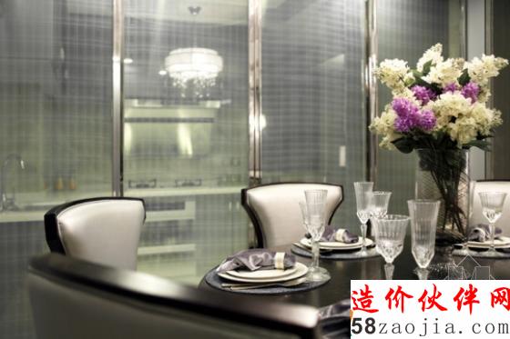 圆形的吊顶与餐桌相互呼应,带来欧式古典的装饰趣味,紫色与白色的插花艺术搭配淡紫色的餐巾,为雅灰基调的居室添上了俏丽的一笔,屋主人的高雅品味自然流露。