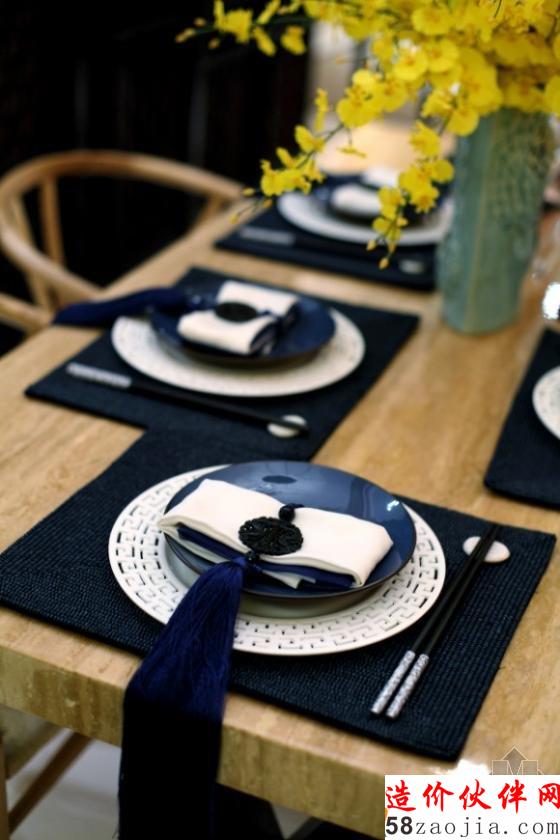 一束灿烂的明黄插花,让整个就餐环境色香味俱全,趣味横生。