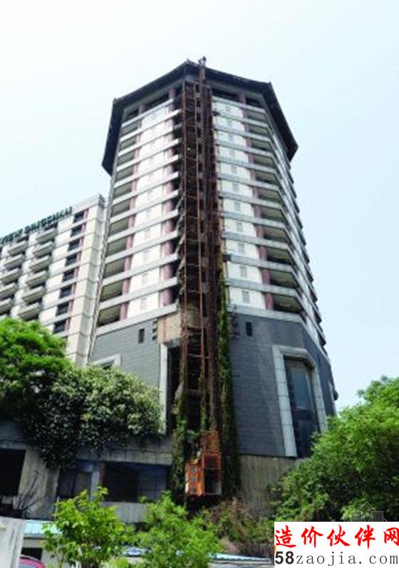 丁山花园大酒店二期工程搁浅十多年,脚手架一直未拆除