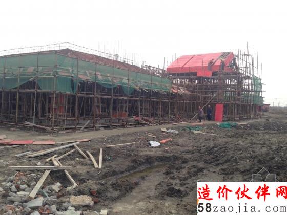 上图为接近封顶的景区业务用房