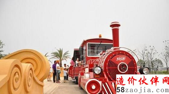 游客登上小火车前往紫色庄园