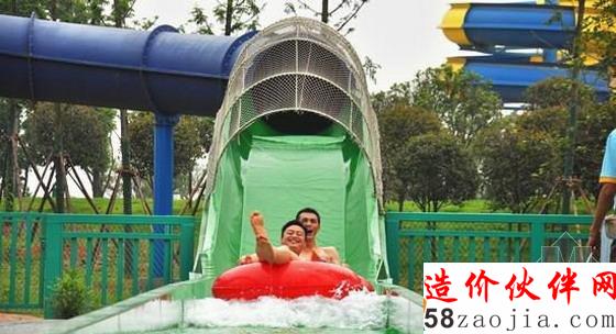 游客在玩水项目上惊声尖叫
