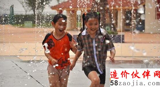 孩子们在园内喷泉下嬉戏