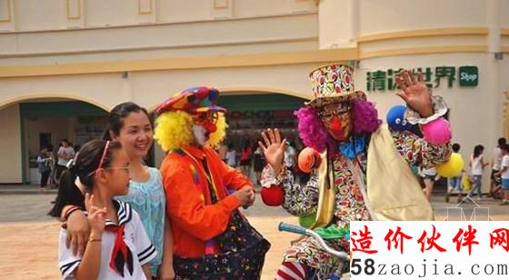 游客与园内小丑合影