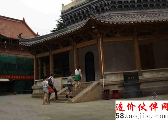 游客欣赏维修后的振风塔外观