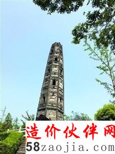 天马山斜塔的塔底西北角有明显的大窟窿,而塔身则向东南方向倾斜