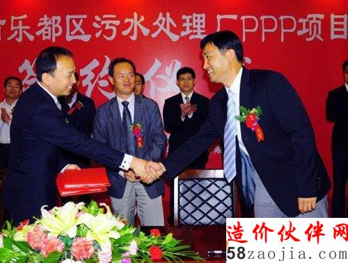 图为政府代表与企业代表成功签约。