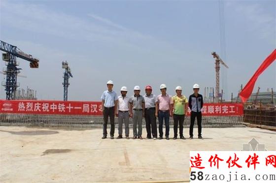 项目参建人员在自己的作品前喜悦合影