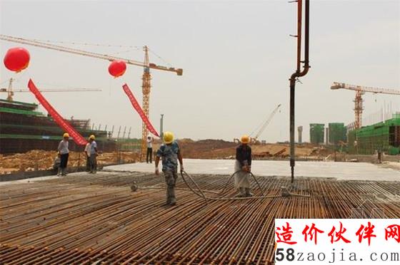 工人们在加紧收尾工程的施工