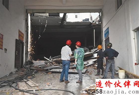 工作人员在鞋厂厂房倒塌事故现场