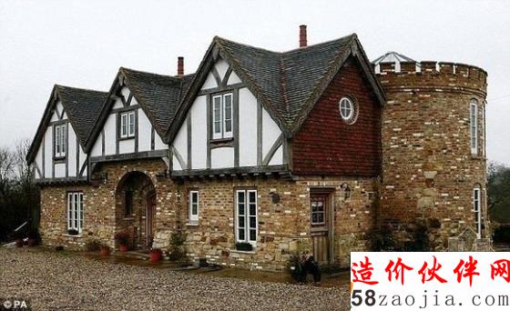 夫妇偷盖古城堡不敢住 用干草和塑料布捂了4年