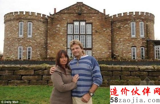 夫妇偷盖古城堡不敢住 用干草和塑料布捂了4年