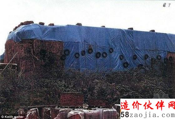 夫妇偷盖古城堡不敢住 用干草和塑料布捂了4年