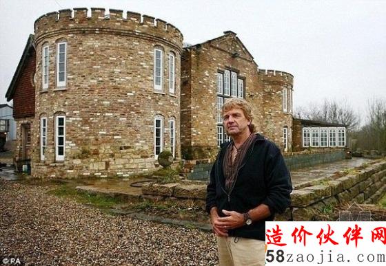夫妇偷盖古城堡不敢住 用干草和塑料布捂了4年