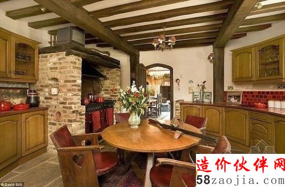 夫妇偷盖古城堡不敢住 用干草和塑料布捂了4年