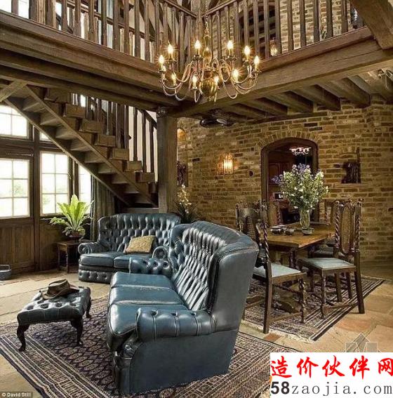 夫妇偷盖古城堡不敢住 用干草和塑料布捂了4年