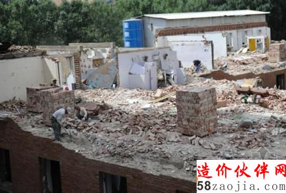 拆下的旧砖被整齐码放