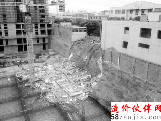 倒塌的商铺倾入楼后的工地基坑内_