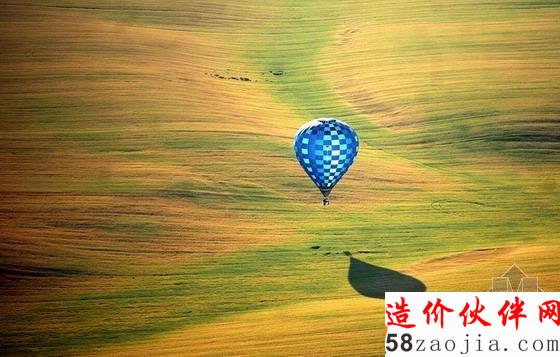 白俄罗斯首都明斯克上空的一只热气球