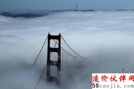 雾里航拍旧金山金门大桥