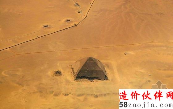 尼罗河畔的金字塔