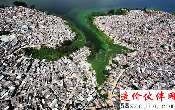 巴西圣保罗污水边的贫民窟