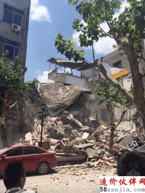 房屋坍塌汽车被砸
