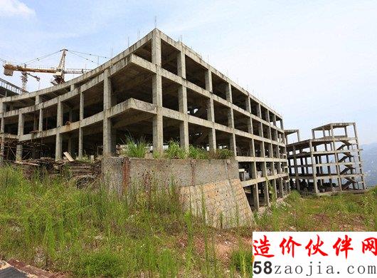 2015年7月25日,湖北省巴东县神龙溪片区铜鼓包居住组,占地2万余平方的巴东影视文化中心已经停工近3年,主体框架已经完工的行政中心和文化广场楼体与生锈的塔吊和建筑材料形成鲜明对比。大楼内部和周边的工棚人去楼空,杂草丛生。