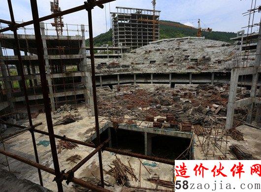 据附近村民讲,该工地从2013年下半年后就一直没人动工至今了。