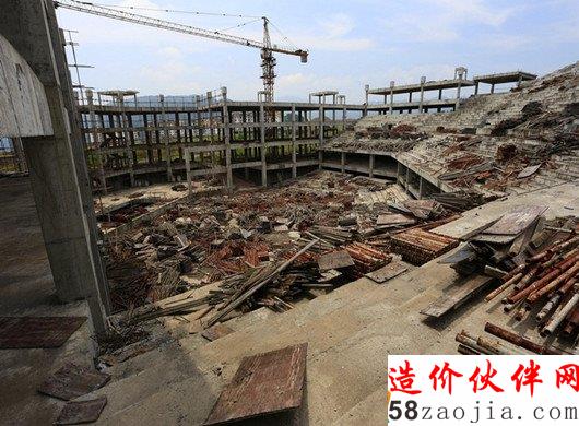 在网上搜索巴东影视文化中心的有关新闻发现,该项目于2011年4月18日举行开工奠基仪式,2011年9月动工修建,由文化广场和影视中心两部分构成,占地面积2.3万平方米,文化广场设计容纳观众15000人,影视中心由行政中心、排练中心、客服中心、后勤中心、传媒中心五部分构成。