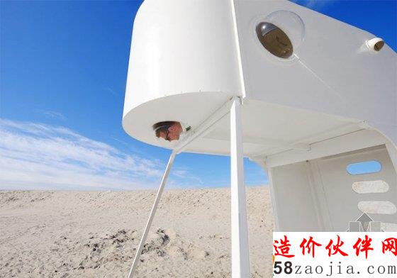 十四位设计师构建沙滩上的胶囊旅馆