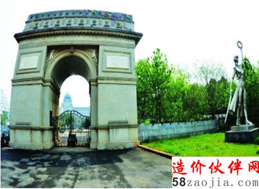 武汉一高校耗资5000万建山寨白宫凯旋门