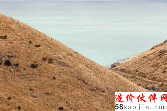 面朝海边的度假小屋 自然的与山融为一体