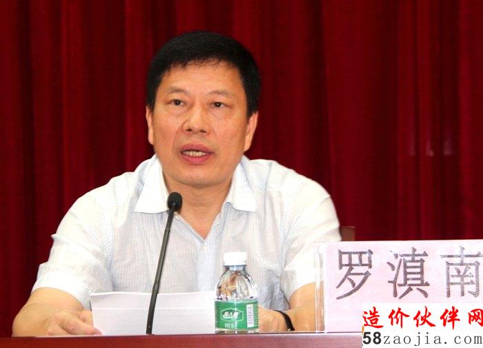 图片:市茅草办主任、市政府副秘书长、市住建局局长罗滇南部署工作