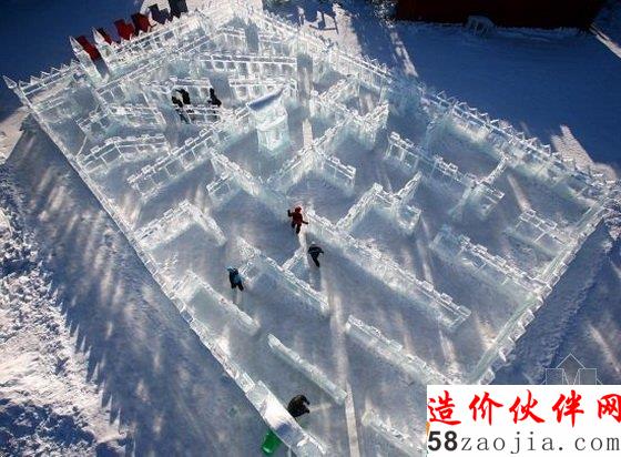 世界冰雪艺术锦标赛中建造的儿童乐园冰雪迷宫
