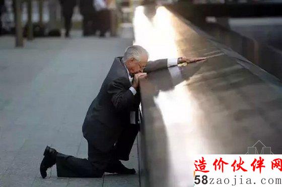 美国911国家纪念广场前民众纪念