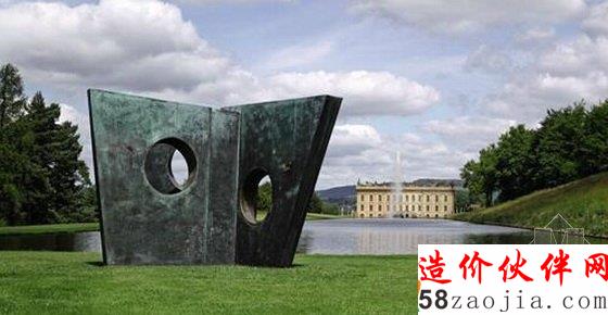 芭芭拉·赫普沃斯创作于1969年的雕塑“Three Obliques (Walk In)”