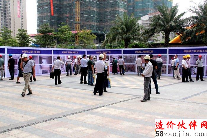 图片:项目部在观摩现场制作宣传教育板报