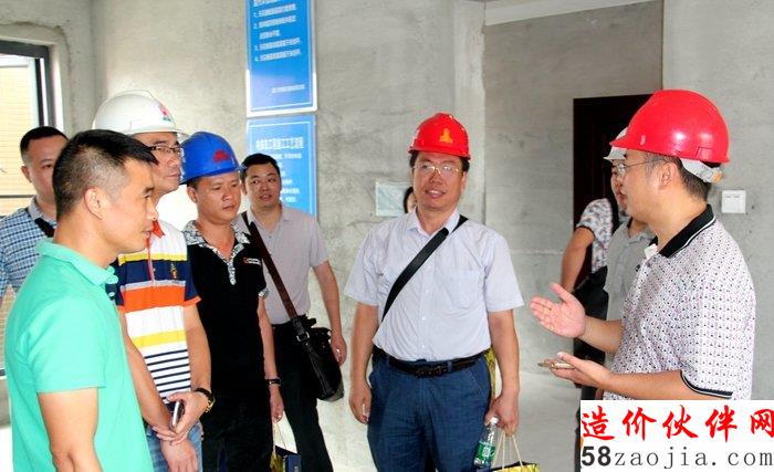 图片:质监、安监有关领导现场介绍